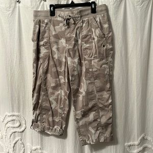 Camo capris, drawstring waist, women’s size 8, Natural Reflections.
